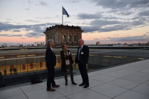 Michael Wieden mit Sabine Dittmar (MdB) und Manfred Lang (Inhaber der Firma FS Ebern) auf dem Dach des Bundestages