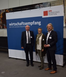 Michael Wieden mit Sabine Dittmar (MdB) und Manfred Lang (Inhaber der Firma FS Ebern)